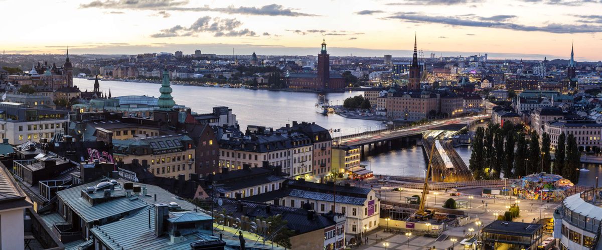 Panoramavy över Stockholm på andra sidan vattnet